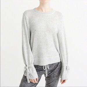 ✨ Abercrombie & Fitch Bow Tie Sleeve Sweater✨